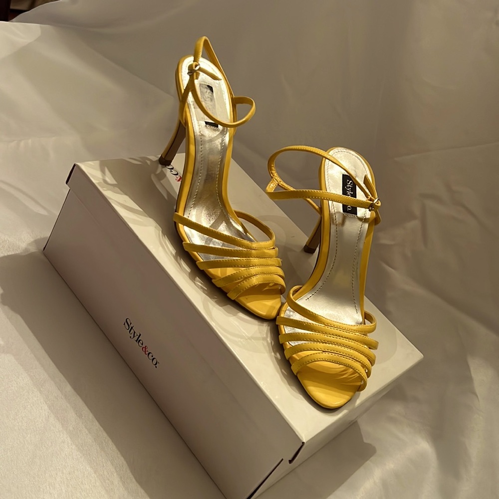 Its a daffodil shoe